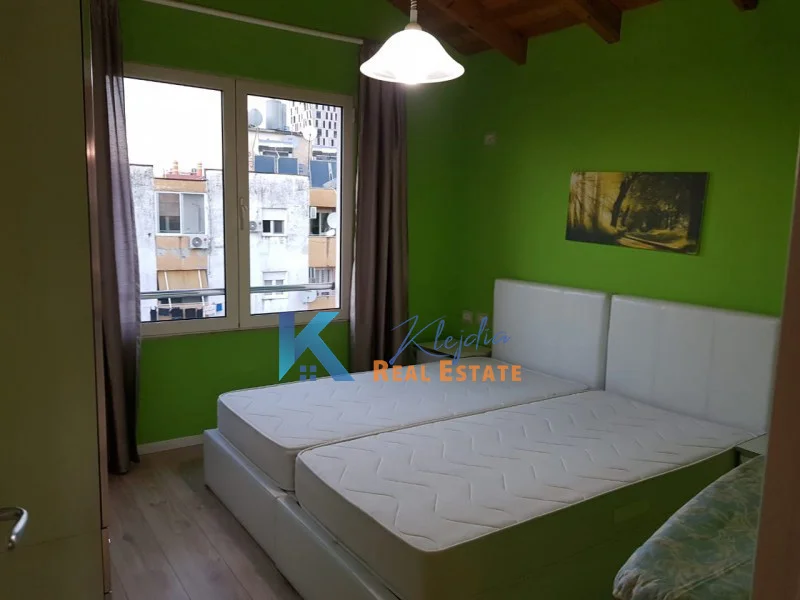 Tirane, jap me qera apartament 1+1+Ballkon Kati 5, 60 m² 550 € (Qender, te Shallvaret)