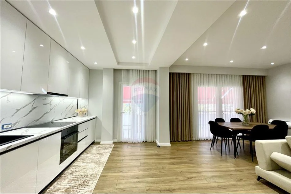 Tirane, jepet me qera apartament 1+1 Kati 2, 85 m² 830 € (Rruga e Durrësit)