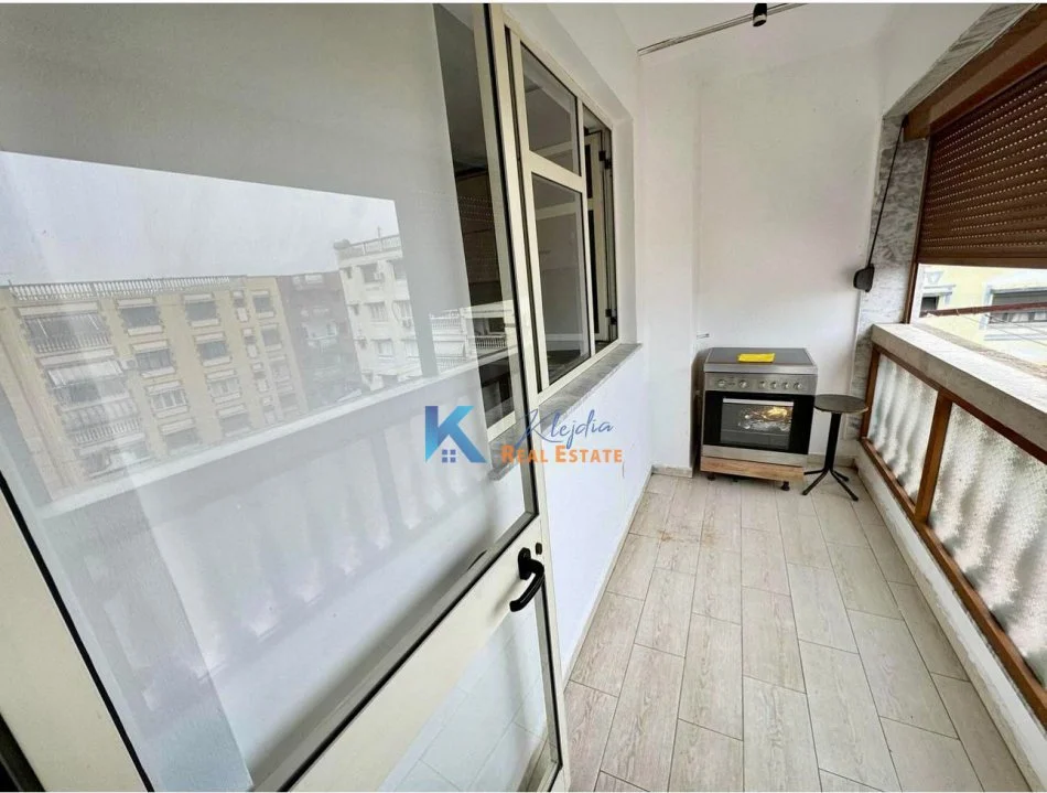 Tirane, jap me qera apartament 2+1+Ballkon Kati 5, 94 m² 350 € (Kthesa e Kamzes)
