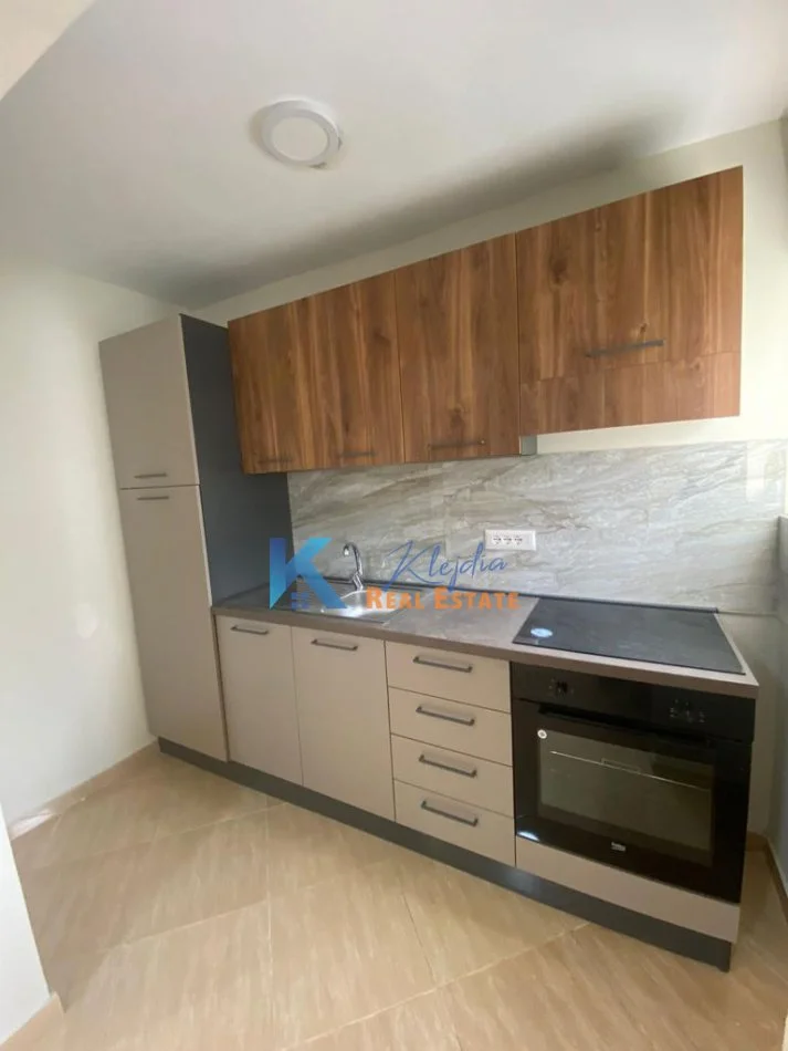 Tirane, jap me qera apartament 1+1 Kati 4, 55 m² 400 € (Brryli)