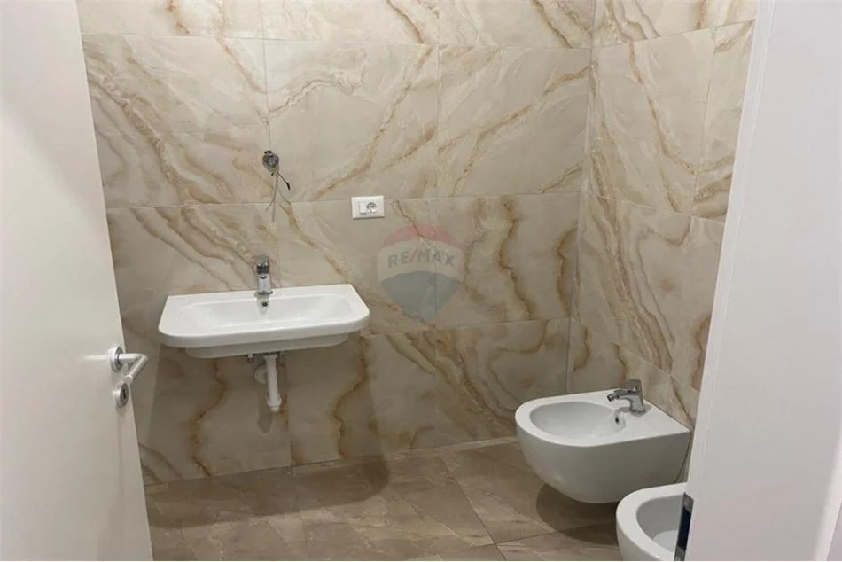 Tirane, jepet me qera apartament 2+1 Kati 4, 83 m² 500 € (Ali Demi)