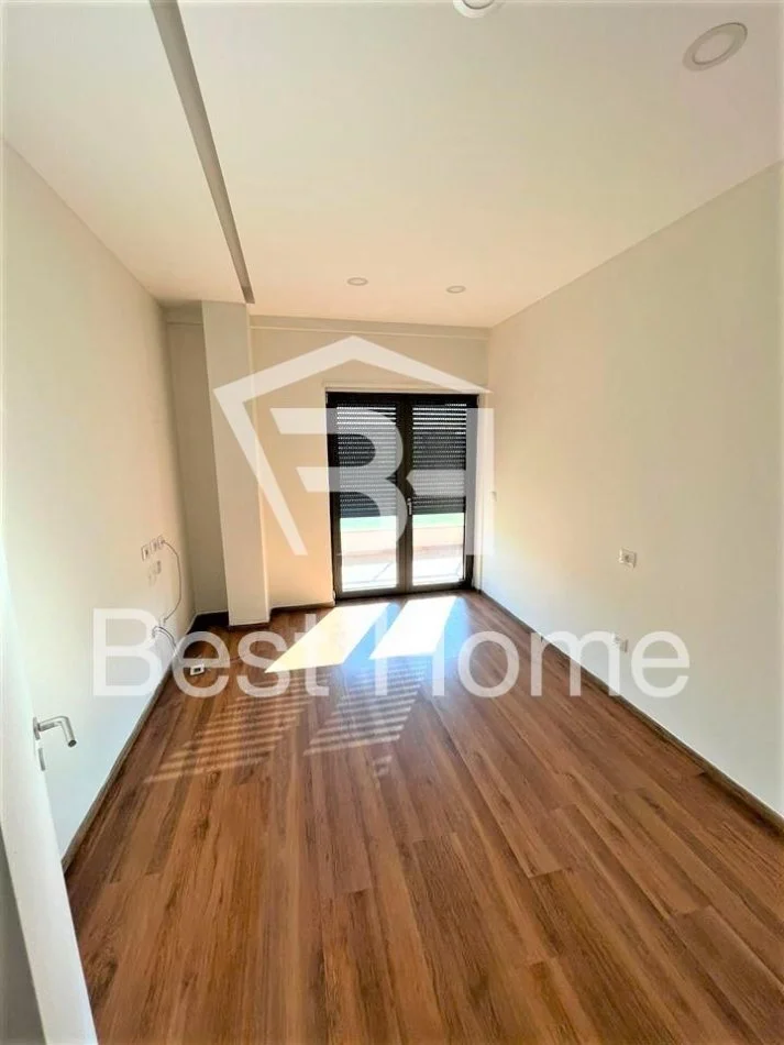 Tirane, jepet me qera zyre Kati 5, 132 m² 1.000 € (Zogu i Zi, Ring Center)