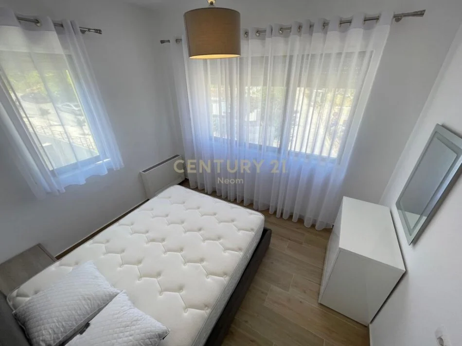 Tirane, jepet me qera apartament duplex 3+1 Kati 4, 130 m² 800 € (kodra e diellit)