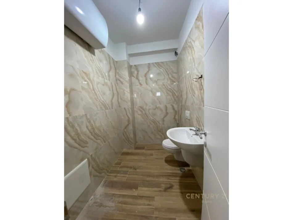 Tirane, jepet me qera apartament 2+1 Kati 9, 141 m² 1.000 € (liqeni i tiranes)