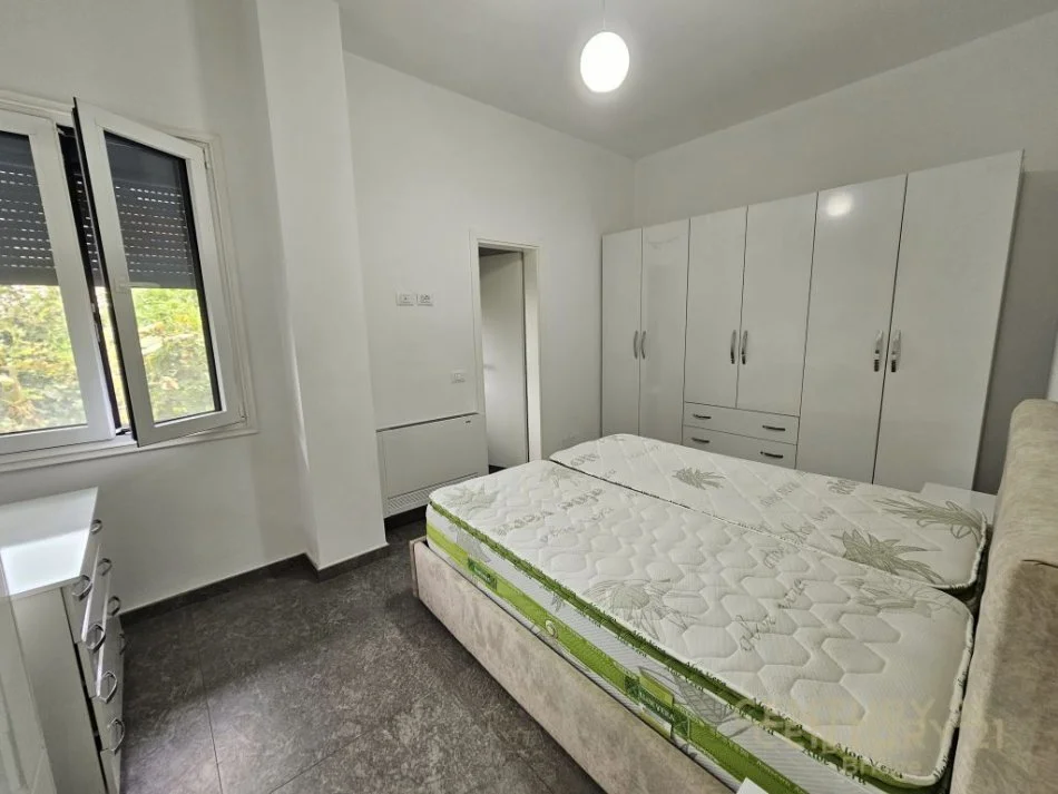 Tirane, jepet me qera apartament 3+1 Kati 2, 160 m² 600 € (sauk)