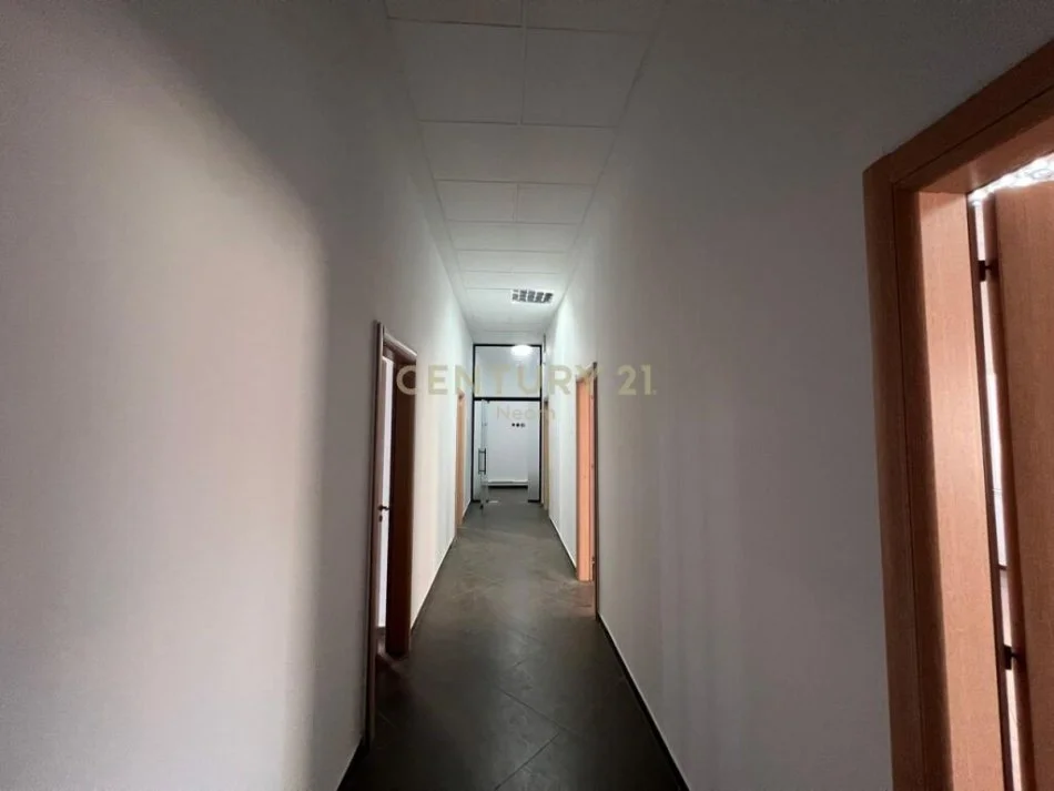 Tirane, jepet me qera apartament 1+1 Kati 8, 200 m² 2.000 € 