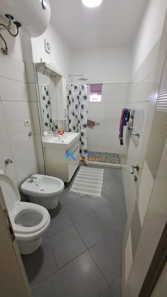 Tirane, jap me qera apartament 1+1+Ballkon Kati 6, 70 m² 450 € (Sheshi Avni Rustemi)