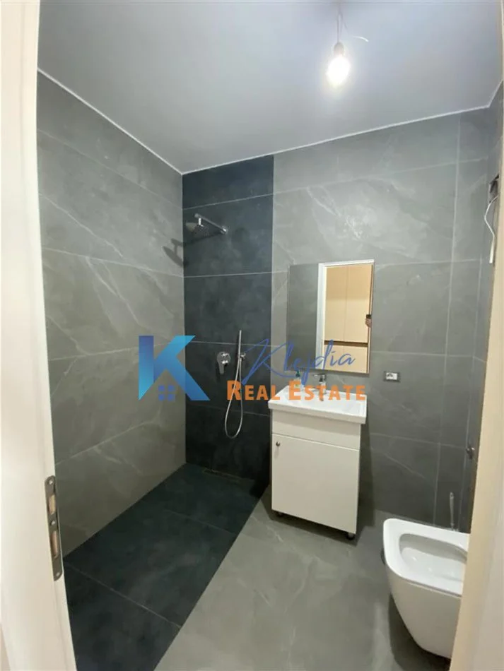 Tirane, jepet me qera garsonier Kati 9, 30 m² (Fusha e Aviacionit)