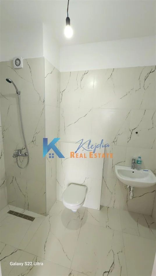 Tirane, jepet me qera dyqan Kati 6, 115 m² 550 € (Kompleksi Arlis, prane Farmacise nr.10)