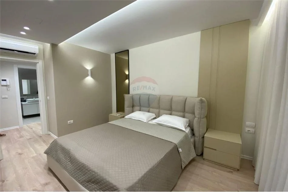 Tirane, jepet me qera apartament 1+1 Kati 3, 77 m² 1.000 € (Rruga e Brrikadave - Prane Galerise - Qendër)