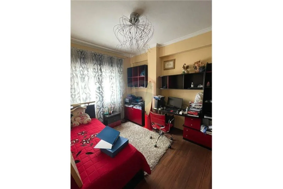 Tirane, jepet me qera apartament 3+1 Kati 3, 110 m² 1.000 € (Mine Peza - Qendër - Kafe Flora)