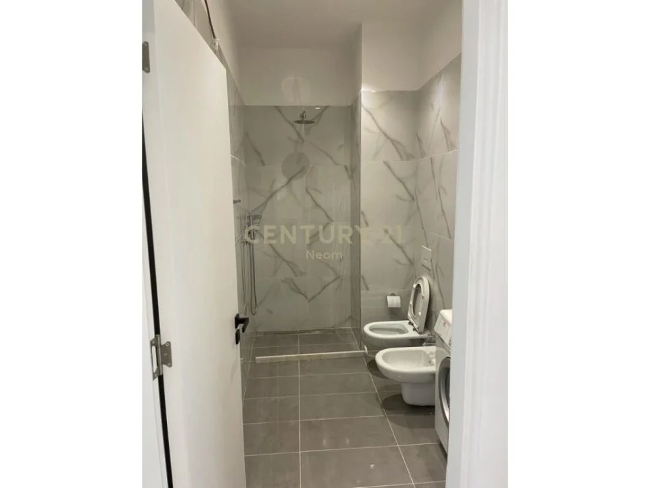 Tirane, jepet me qera apartament 1+1 Kati 2, 70 m² 500 € (liqen i thate)