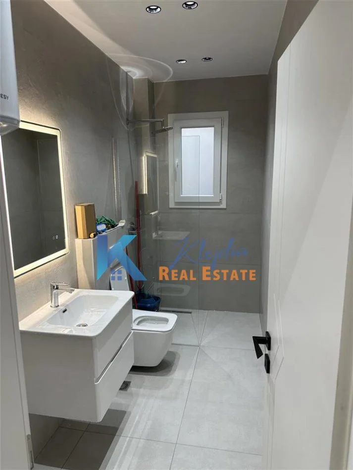 Tirane, jepet me qera zyre Kati 4, 62 m² 800 € (Sheshi Wilson, afer Librit Universitar)