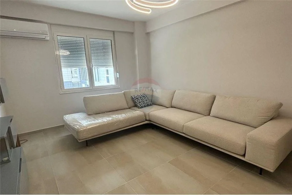 Tirane, jepet me qera apartament 1+1 , 65 m² 450 € (Kompleksi Star - 21 Dhjetori)