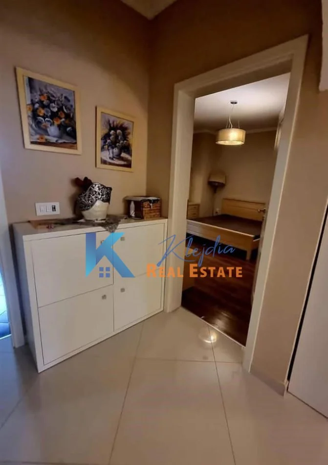 Tirane, jepet me qera apartament 3+1 Kati 2, 120 m² 800 € (Rruga e Kavajes, afer xhamise)