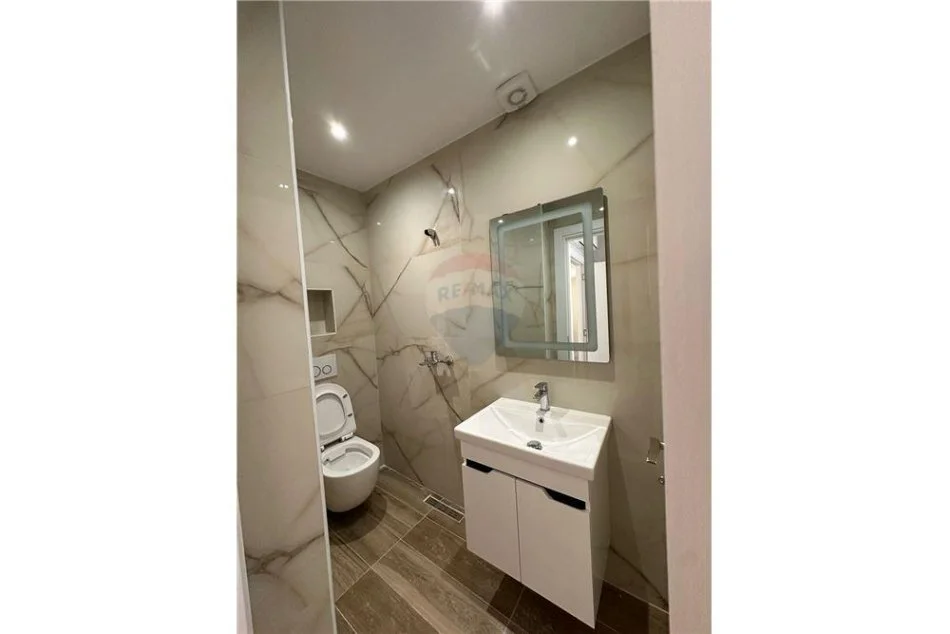 Tirane, jepet me qera apartament 2+1 Kati 4, 95 m² 850 € (Rruga e Barrikadave - Pazari i Ri)