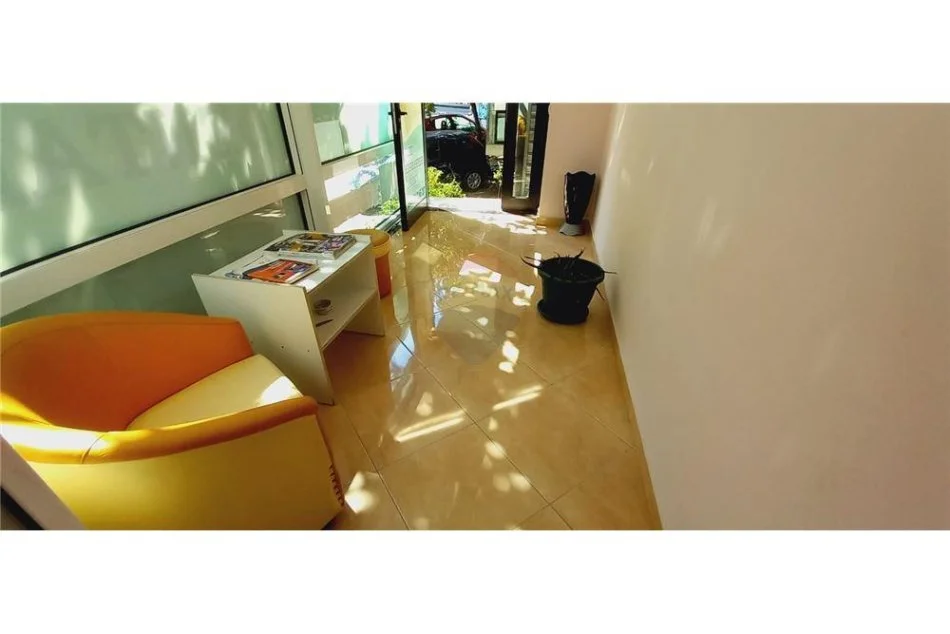 Tirane, shitet ambjent biznesi , 82 m² 90.000 € (Muhamed Deliu - Fresku)