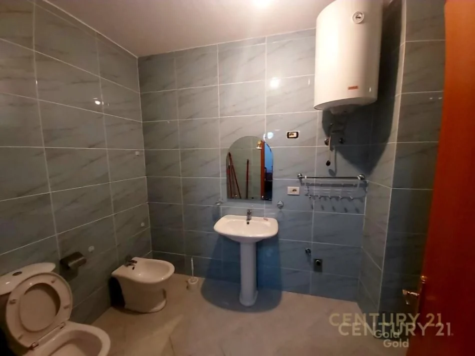 Tirane, jepet me qera apartament 1+1 Kati 4, 73 m² 400 € (stacioni i trenit)