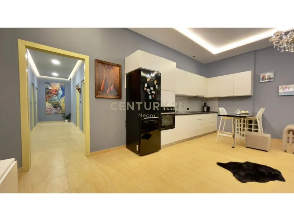 Tirane, jepet me qera apartament 2+1 Kati 1, 105 m² 450 € (fresk)