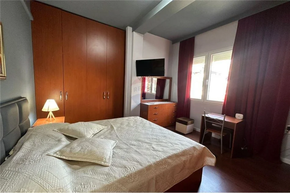 Tirane, jepet me qera apartament 2+1 Kati 2, 147 m² 700 € (Kopshti Zoologjik)