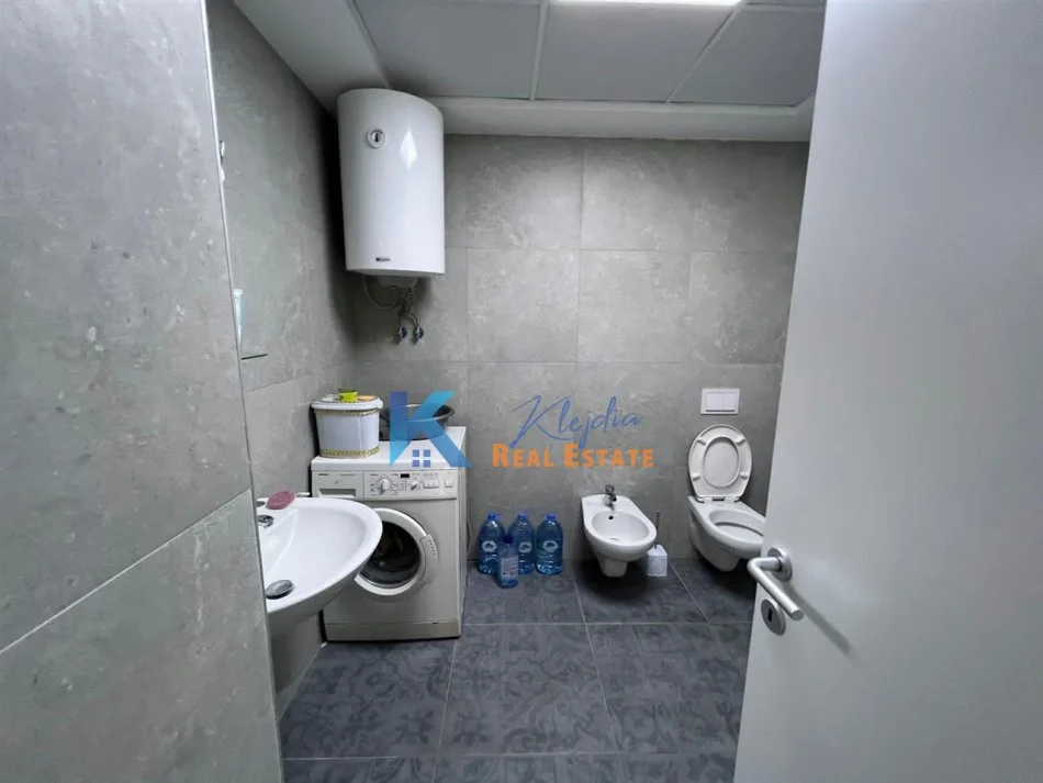 Tirane, jap me qera apartament 2+1+Ballkon Kati 6, 95 m² 600 € (Don Bosko)