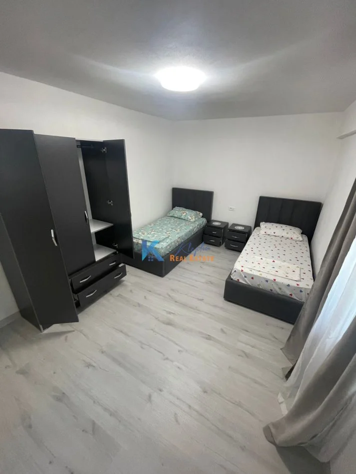 Tirane, jap me qera apartament 2+1+Ballkon Kati 2, 100 m² 800 € (Afer Librit Universitar)