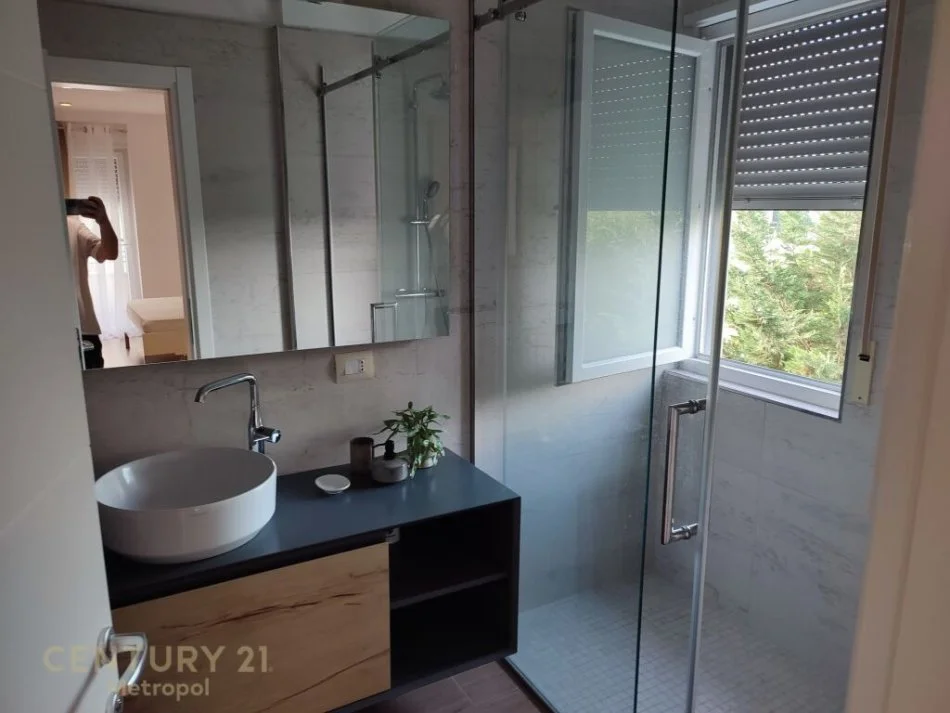 Tirane, jepet me qera apartament 3+1 Kati 3, 149 m² 1.400 € (TEG)