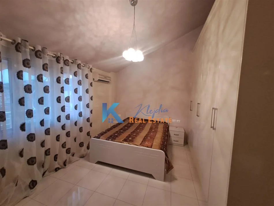 Tirane, jap me qera apartament 2+1+Ballkon Kati 5, 110 m² 400 € (Liqeni i Thate)