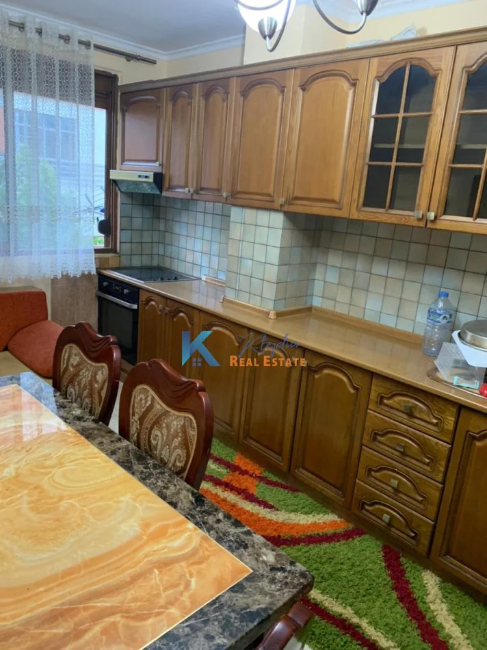 Tirane, jap me qera apartament 1+1+Aneks Kati 4, 70 m² (Rruga Kongresi i Manastirit, afer Pediatrise)