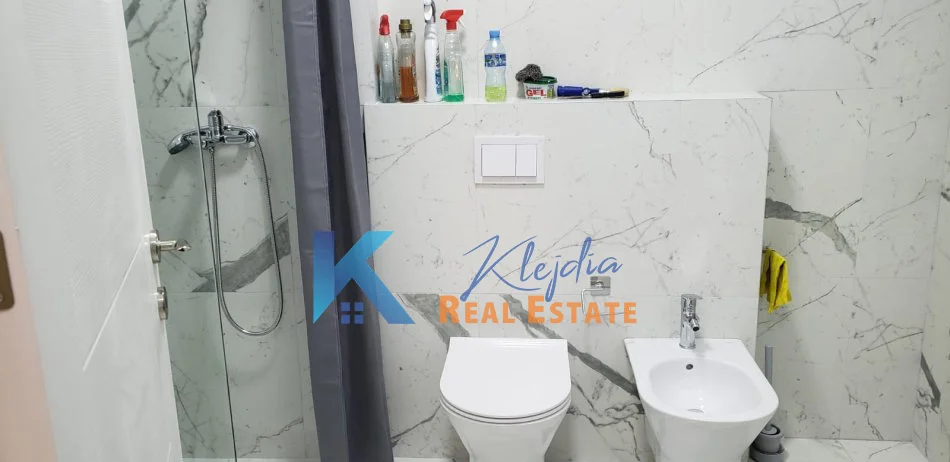 Tirane, jepet me qera apartament 1+1 Kati 7, 65 m² (Kompleksi Asl 2, ish Venue)