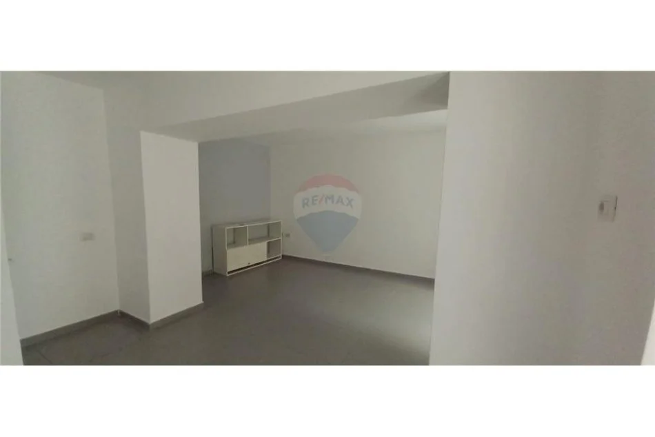 Tirane, shitet dyqan Kati 0, 36 m² 90.000 € (Shallvaret)