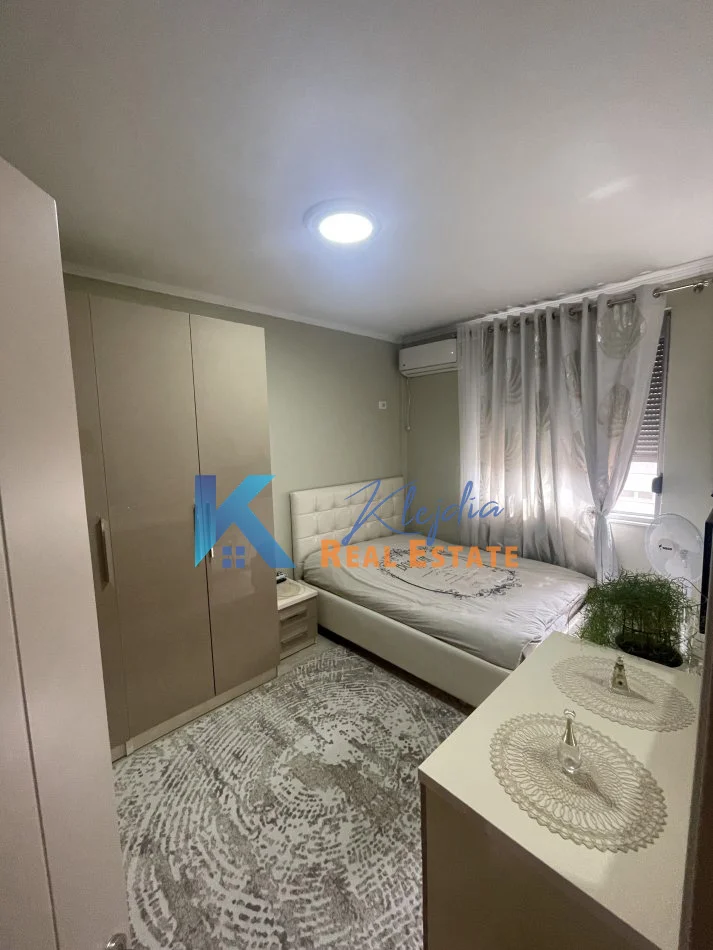 Tirane, jap me qera apartament 2+1+Ballkon Kati 1, 100 m² 900 € (Liqeni i Thate)