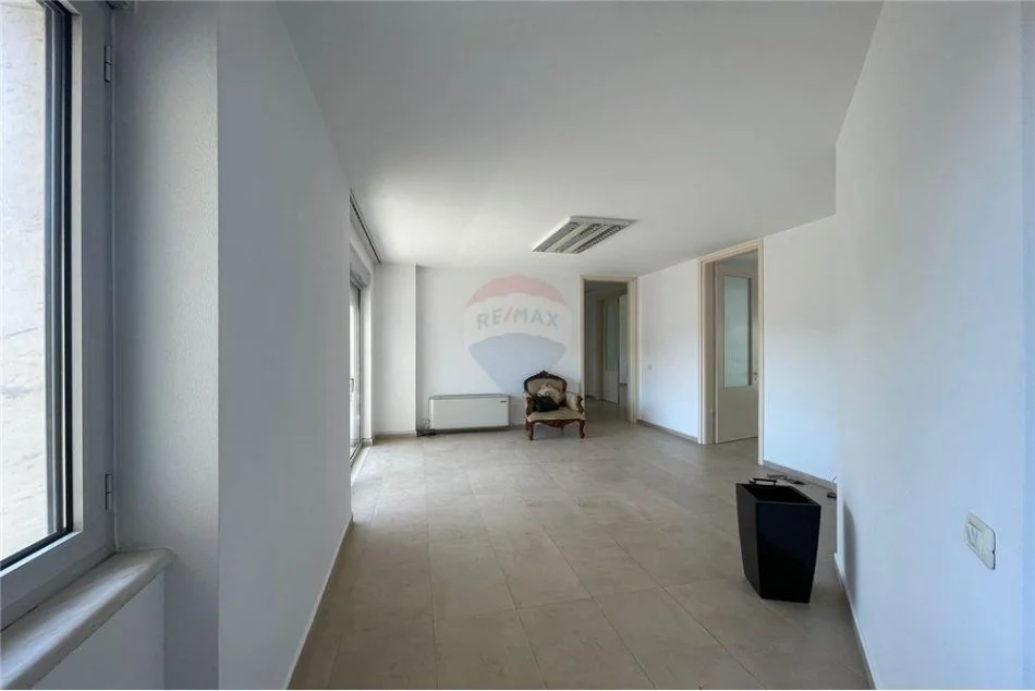 Tirane, jepet me qera zyre Kati 6, 146 m² 1.200 € (Rruga Abdyl Frasheri - Bllok - Libri Universitar)