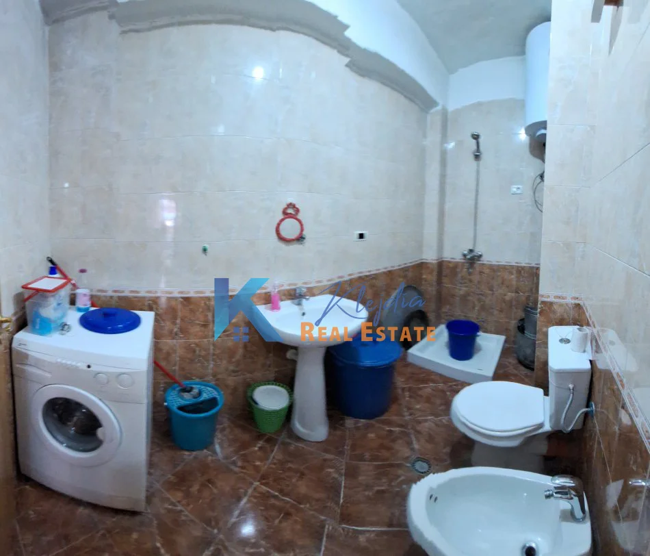 Tirane, shes apartament 1+1+Ballkon Kati 4, 56 m² 135.000 € (Rruga e Elbasanit, afer Deges se Thesarit)