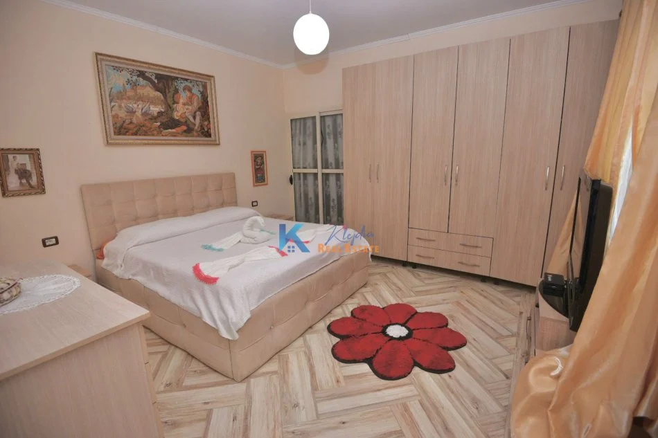 Tirane, jap me qera apartament 1+1+Ballkon Kati 1, 74 m² 600 € (Pazari i Ri)
