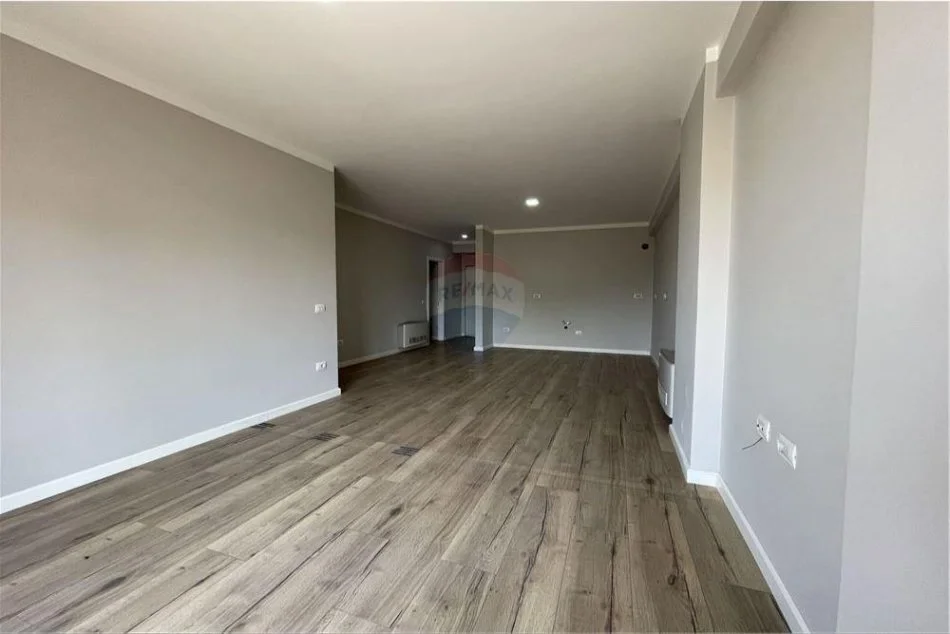 Tirane, jepet me qera zyre , 115 m² 750 € (Myslym Shyri)