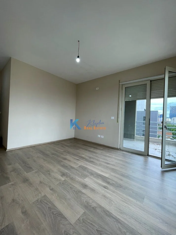 Tirane, jap me qera zyre Kati 7, 147 m² 600 € (Afer Stacionit te Trenit)