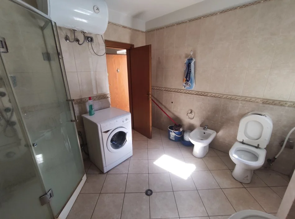 Tirane, jepet me qera apartament 2+1+Ballkon Kati 1, 78 m² 400 € (brryli)