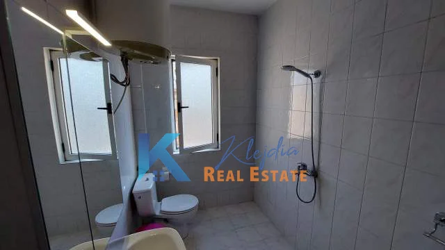 Tirane, jap me qera apartament 1+1+Ballkon Kati 5, 63 m² 450 € (1+1 per qira ne Zog te Zi)