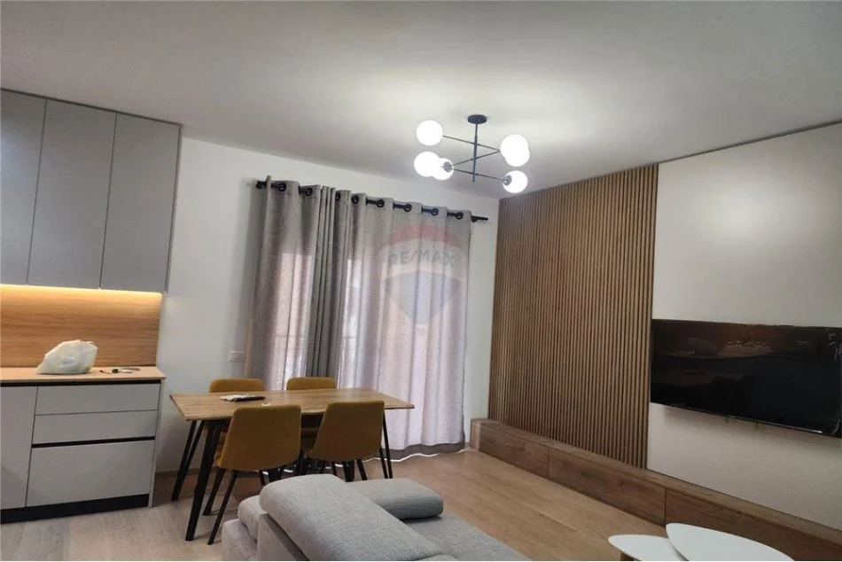 Tirane, jepet me qera apartament 2+1 , 105 m² 950 € (Kompleksi Delijorgji)