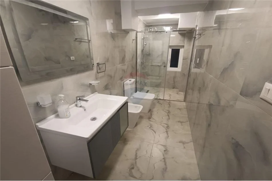 Tirane, jepet me qera apartament 2+1 Kati 1, 75 m² 750 € (Bardhok Biba - Pazari i Ri - Rruga e Barrikadave)