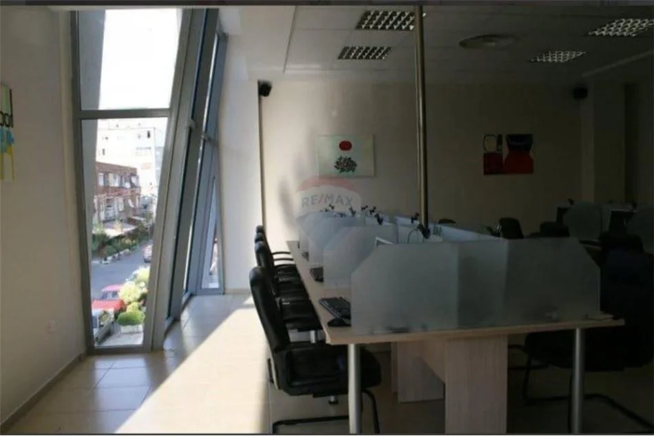 Tirane, shitet Kati 2, 146 m² 250.000 € (Rruga e Kavajes)