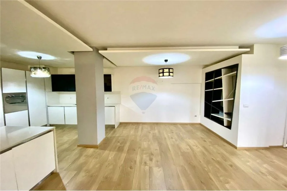 Tirane, jepet me qera zyre Kati 6, 160 m² 1.300 € (Mulliri i Vjeter - Rruga e Elbasanit)