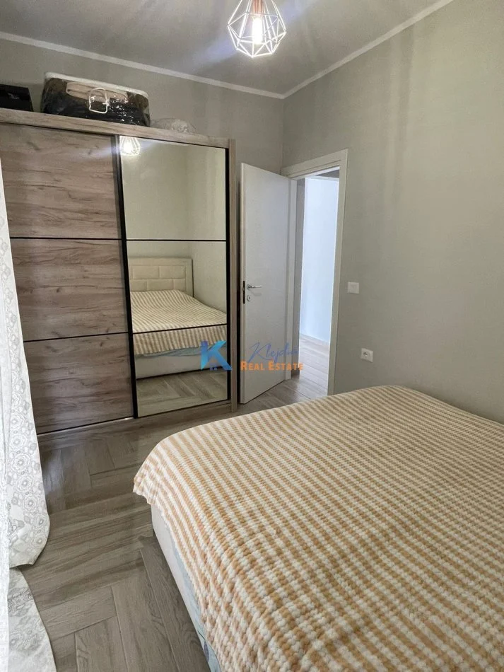 Tirane, jepet me qera apartament 1+1 Kati 1, 60 m² 400 € (Porcelan, afer UET)