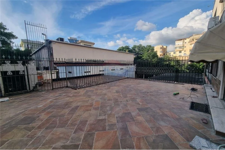 Tirane, jepet me qera zyre Kati 3, 235 m² 1.400 € (Rruga Sami Frasheri - LSI)