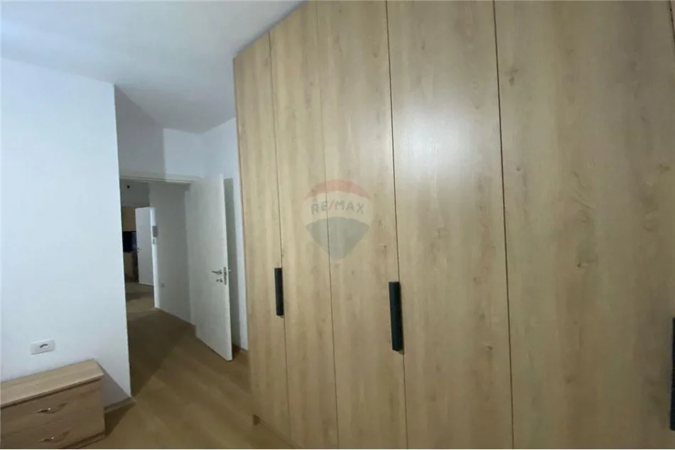 Tirane, jepet me qera apartament 2+1 , 80 m² 550 € (benjamin kruta - Fusha e Aviacionit)