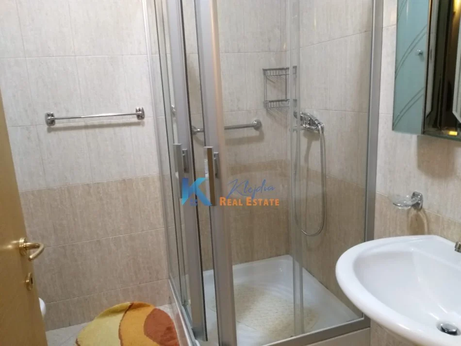 Tirane, jepet me qera apartament 2+1 Kati 8, 103 m² (Rruga e Elbasanit, afer Stadiumit)