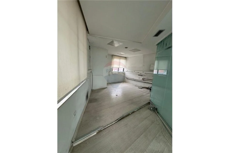 Tirane, jepet me qera ambjent biznesi Kati 1, 196 m² 1.500 € (rruga haxhi hysendalliu)