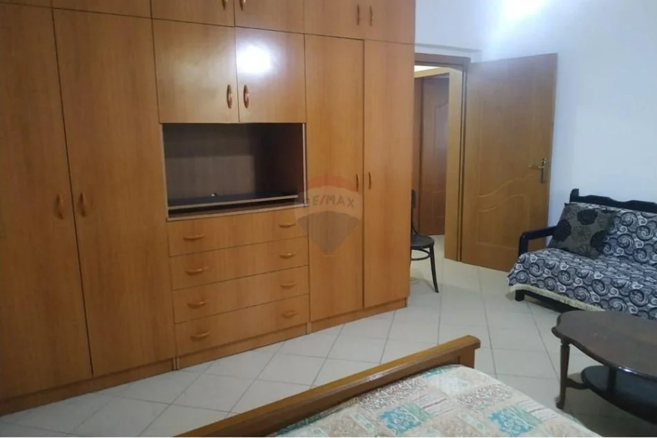 Tirane, jepet me qera apartament 2+1 Kati 2, 65 m² 400 € (Shkolla e Bashkuar)