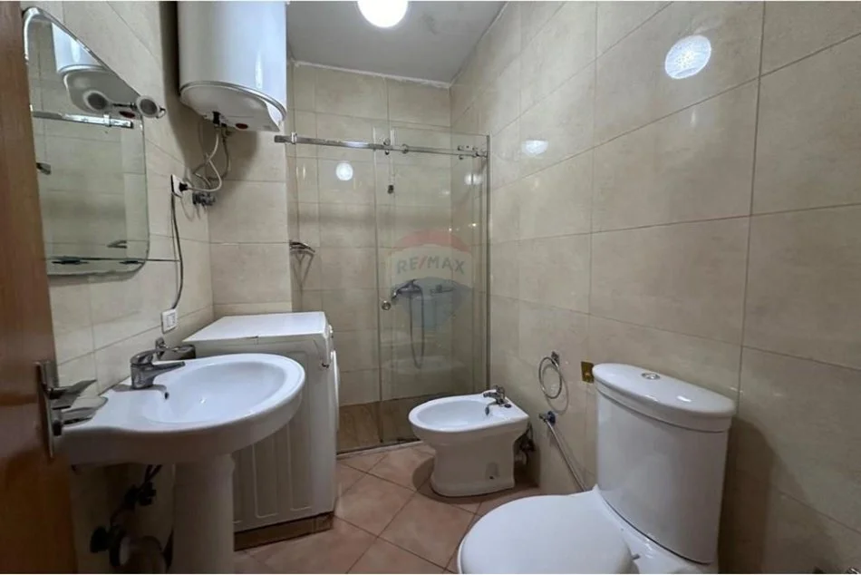 Tirane, jepet me qera apartament 1+1 Kati 3, 70 m² 420 € (Stacioni i Trenit)